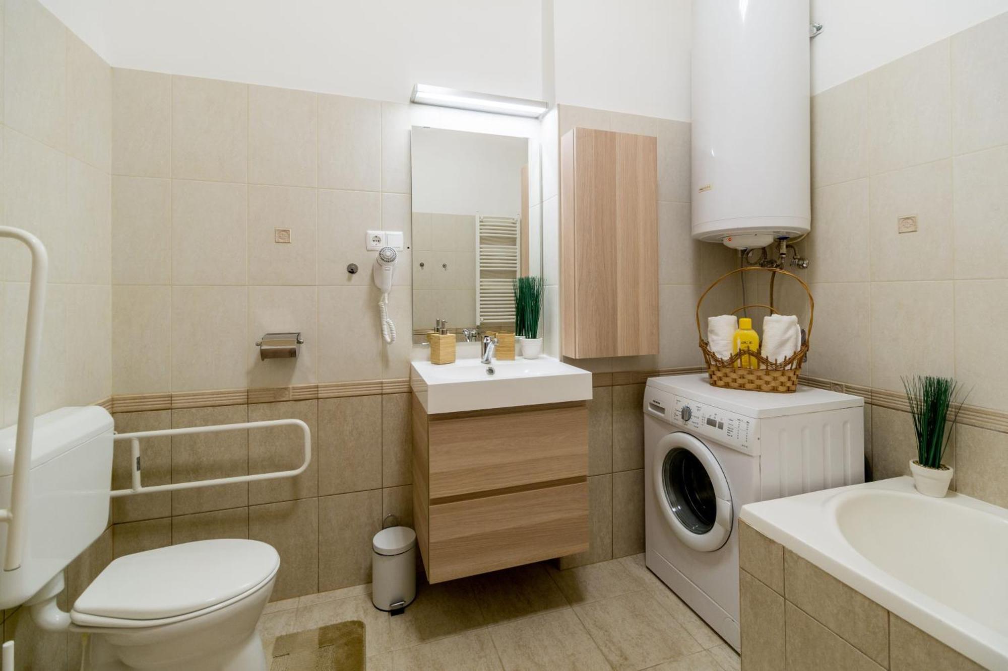 Exlcusive & City Central Located Suite By Prestige Homes ブダペスト エクステリア 写真